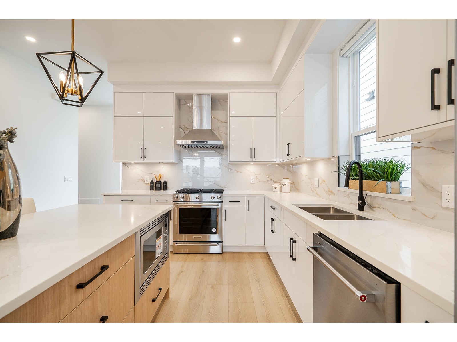16677 16 Avenue Property Photo 10