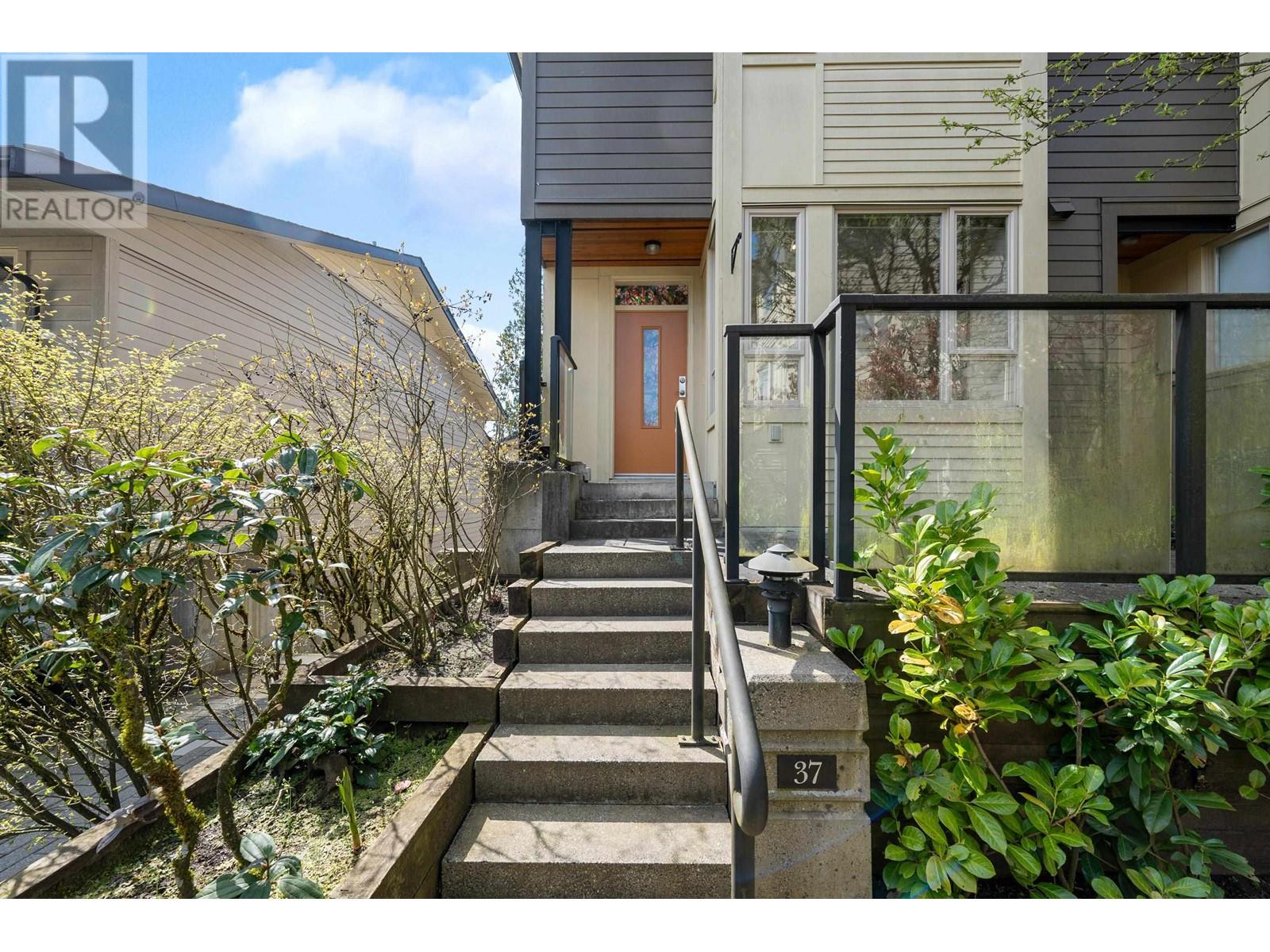 37 9229 University Crescent Property Photo 1