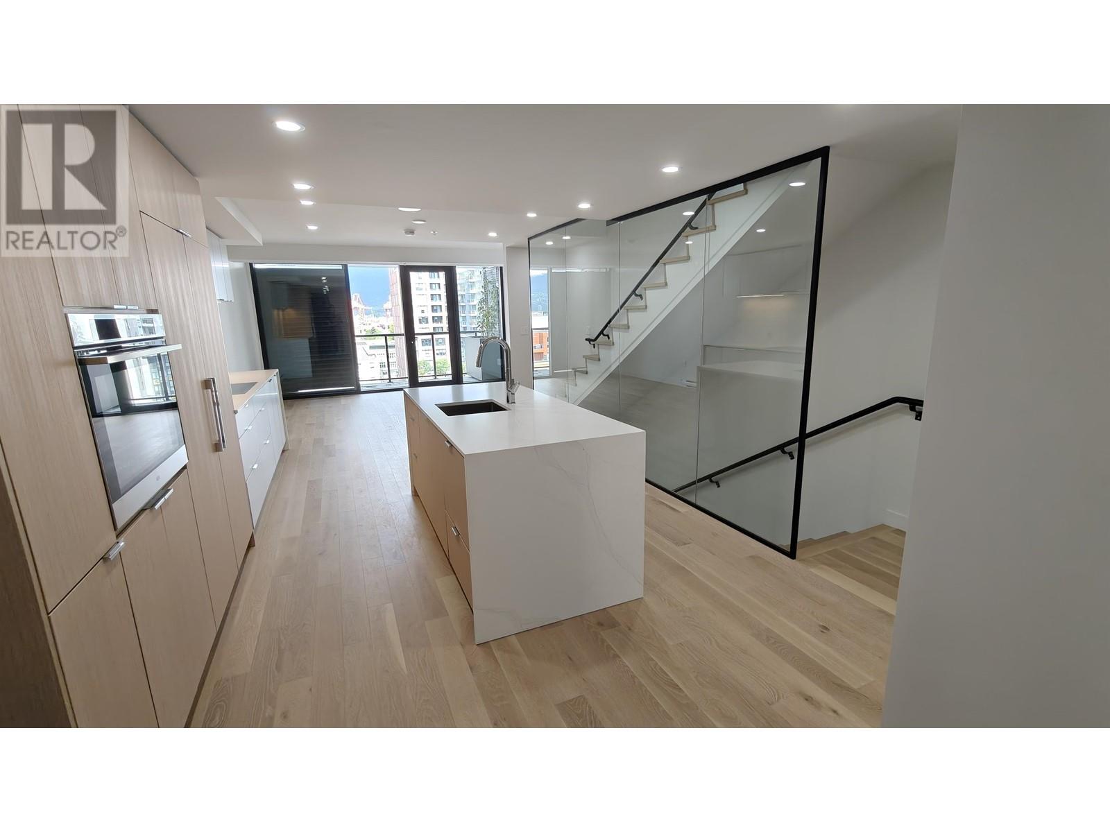 902 239 Keefer Street Property Photo 1