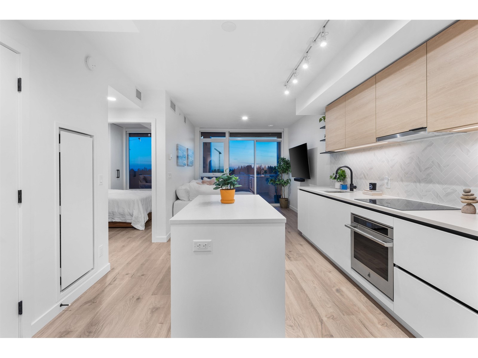 1211 13428 105 AVENUE Property Photo 1