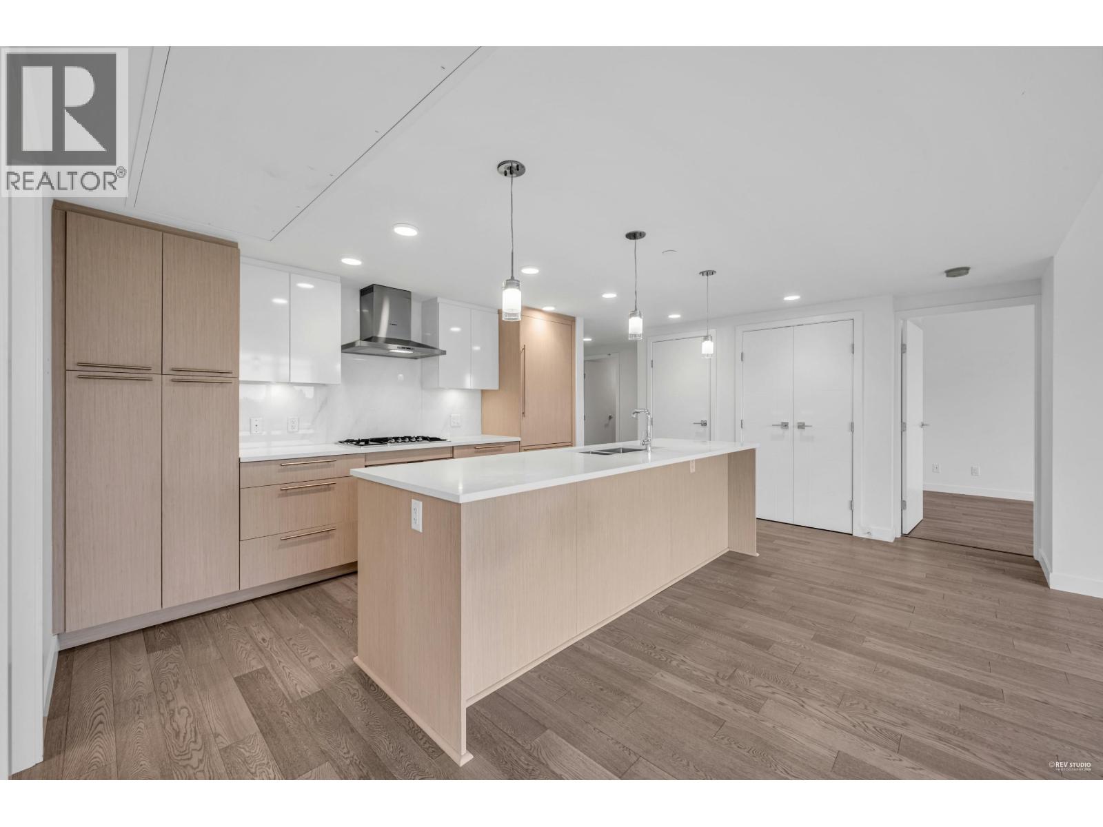 303 5077 Cambie Street Property Photo 2