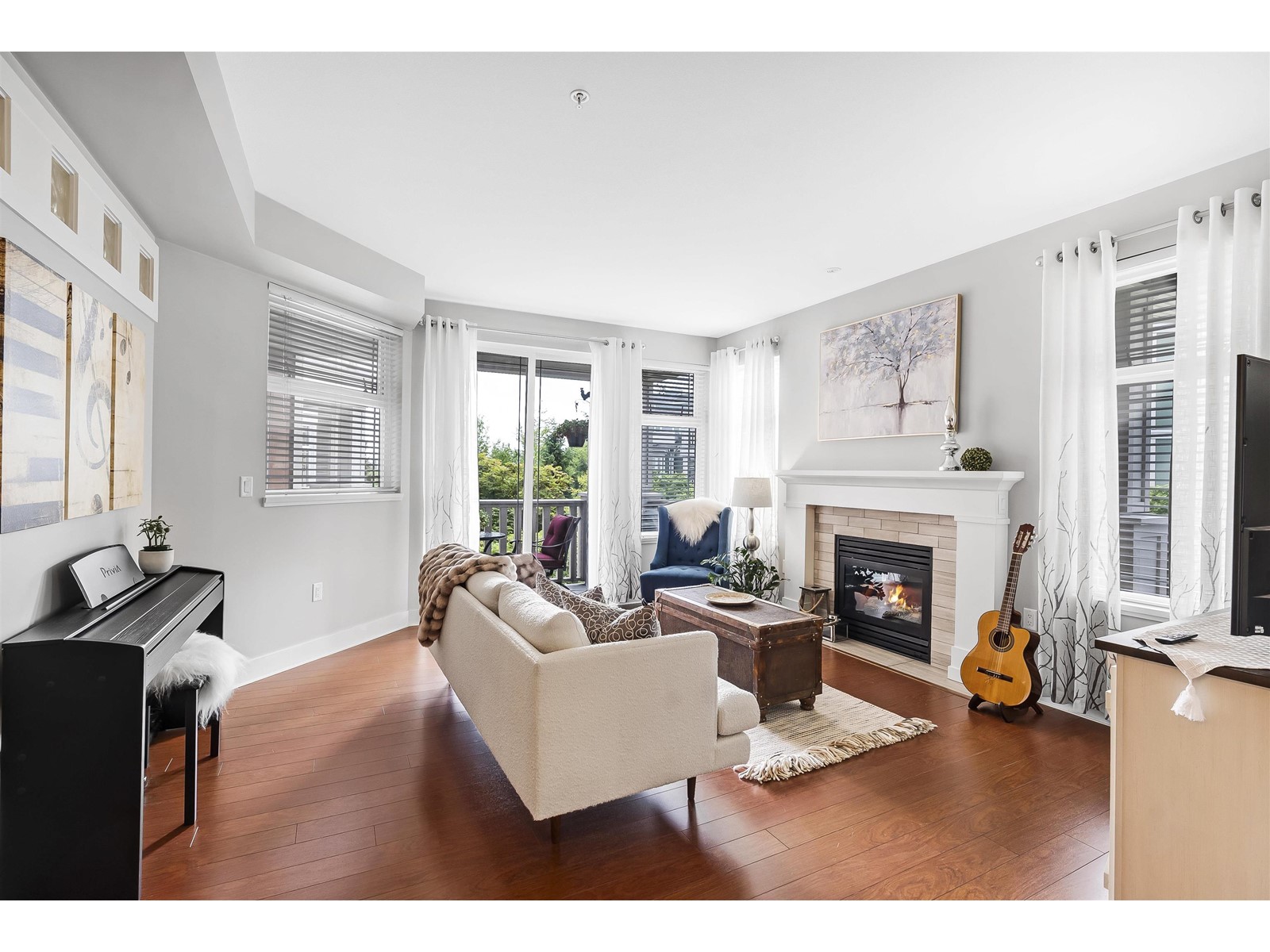 309 15368 16a Avenue Property Photo 1