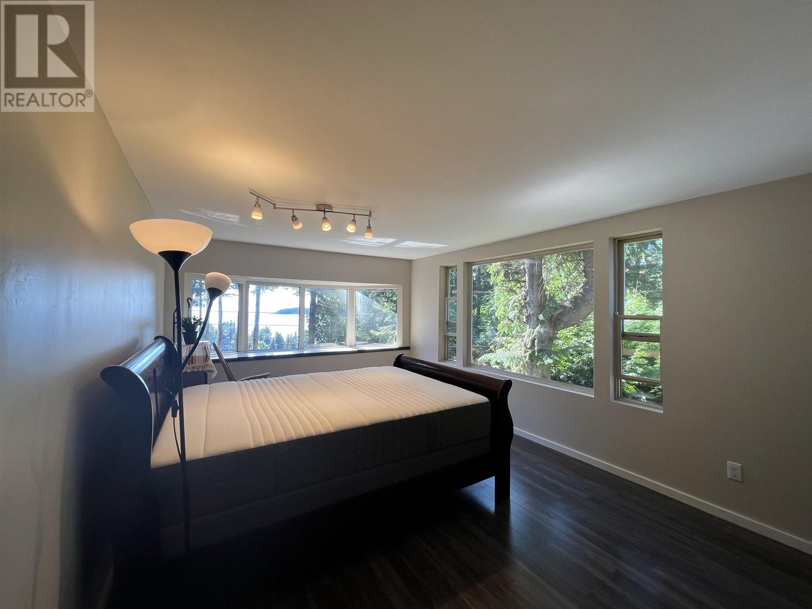 20 5288 Selma Park Road Property Photo 8