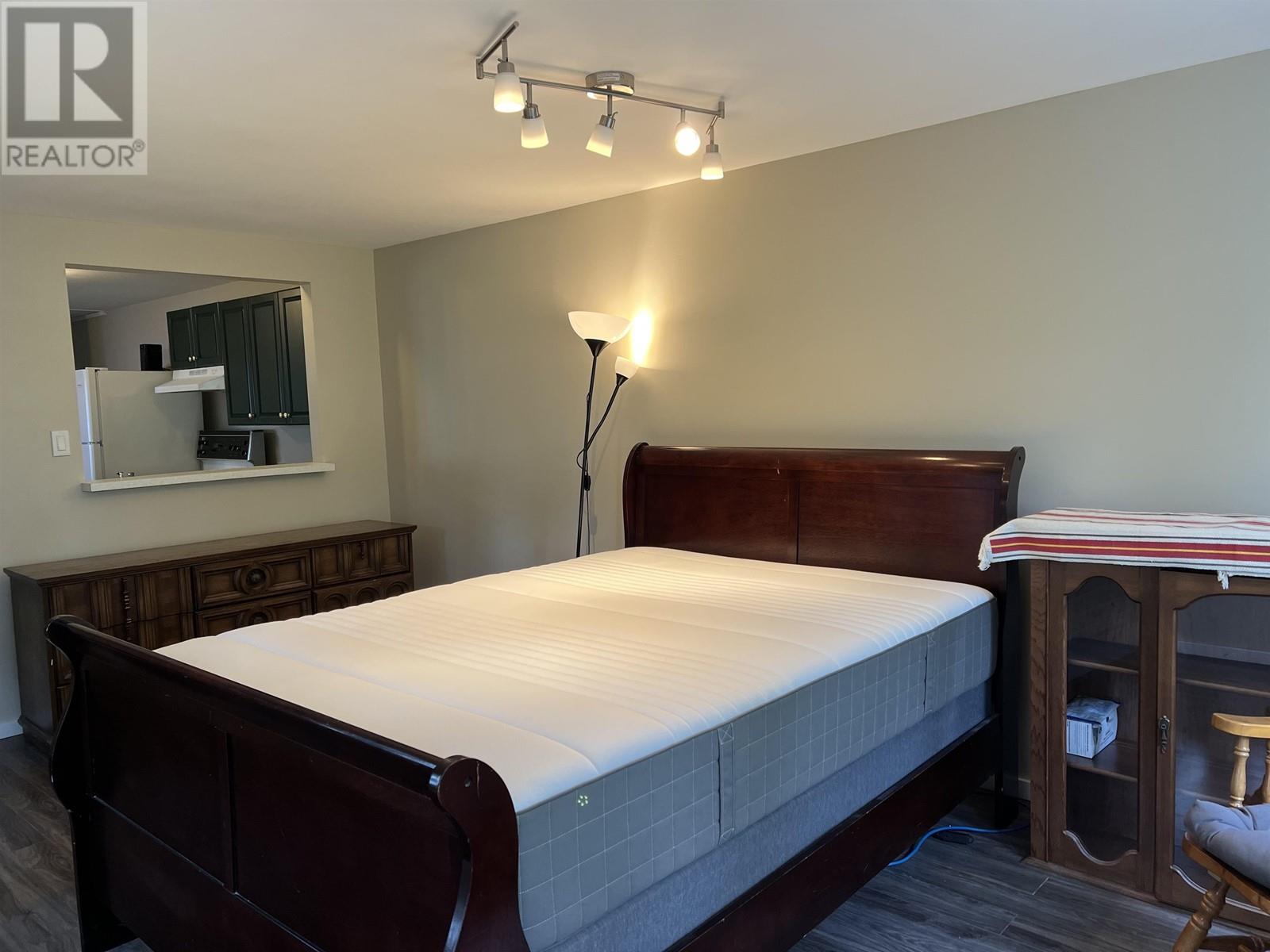 20 5288 Selma Park Road Property Photo 9