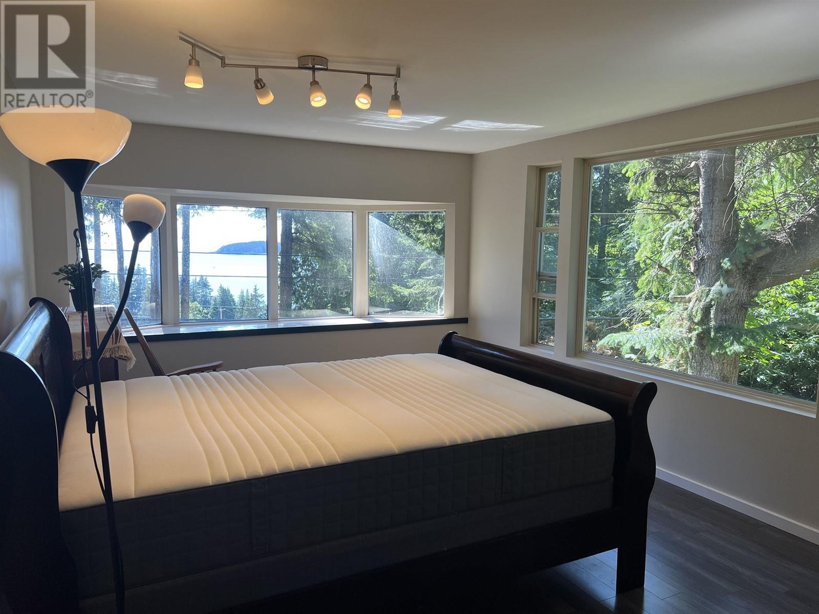 20 5288 Selma Park Road Property Photo 10