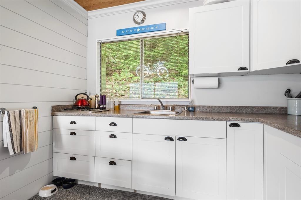 322 Echo Island, Harrison Lake Property Photo 9