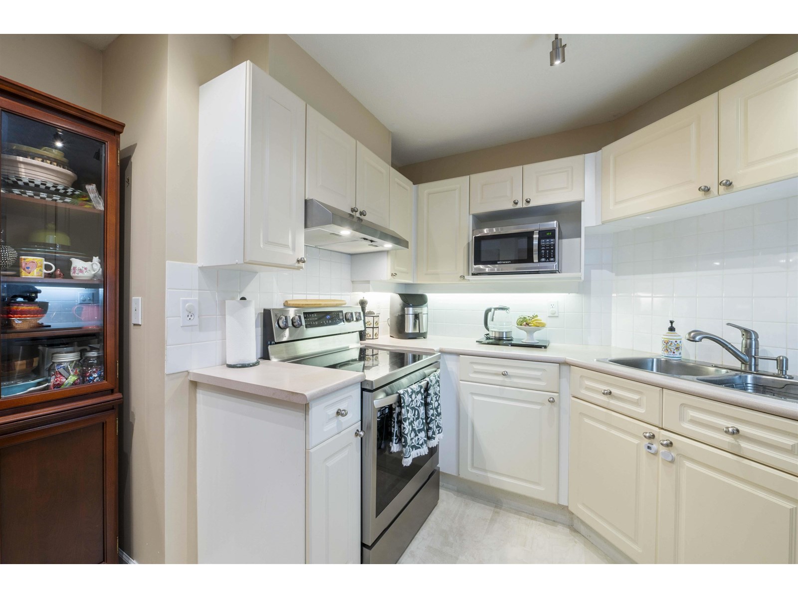 208 15185 22 Avenue Property Photo 13