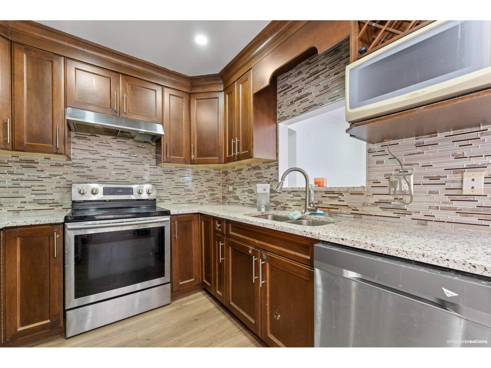 21 7140 132 Street Property Photo 12