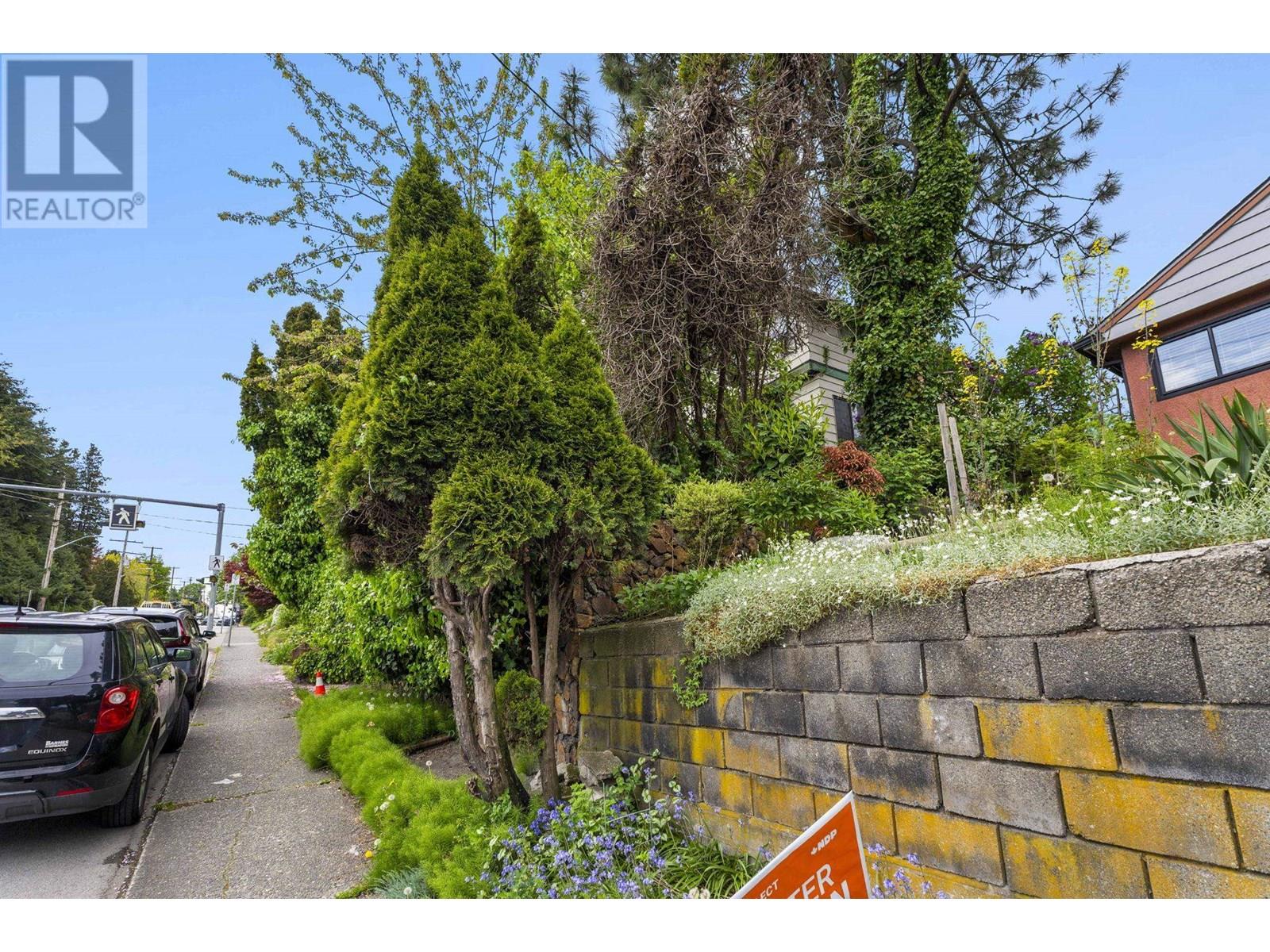 451 E Eighth Avenue Property Photo 2