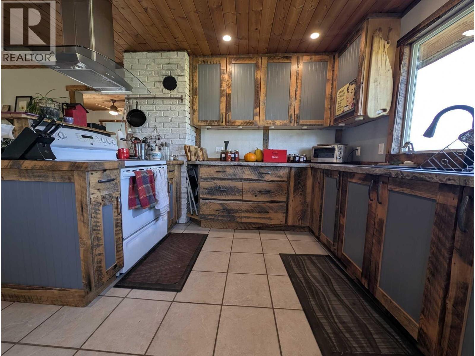 10281 Lee Road Property Photo 6