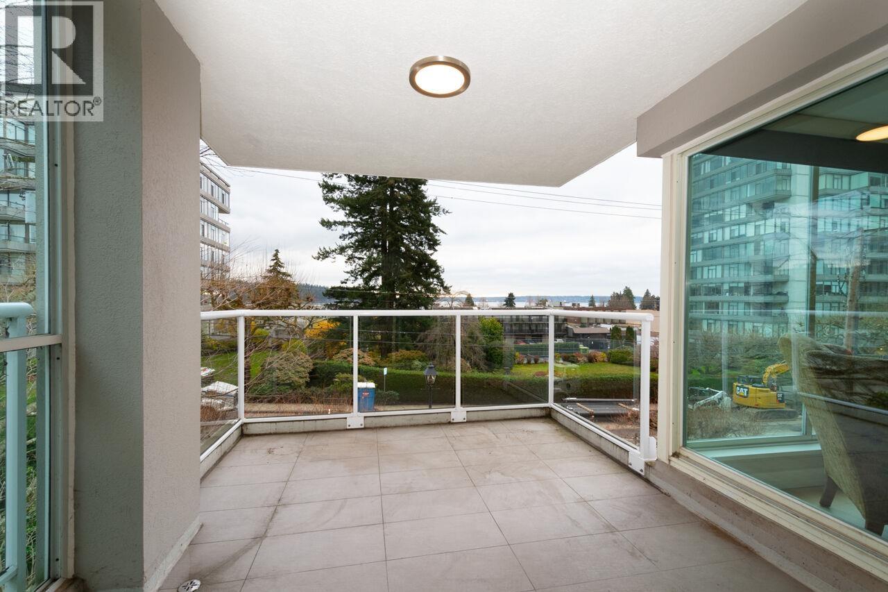 301 1455 Duchess Avenue Property Photo 10