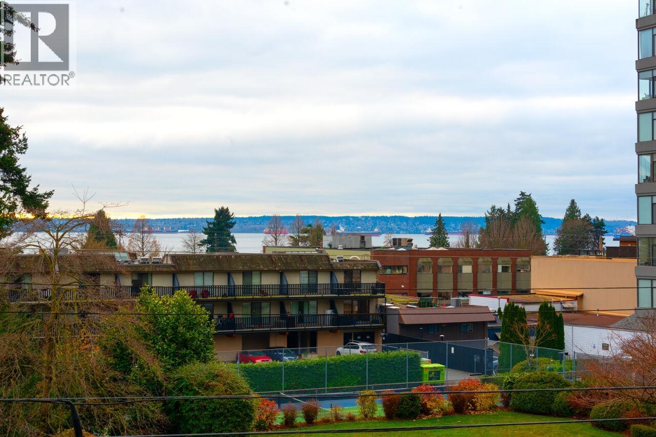 301 1455 Duchess Avenue Property Photo 11