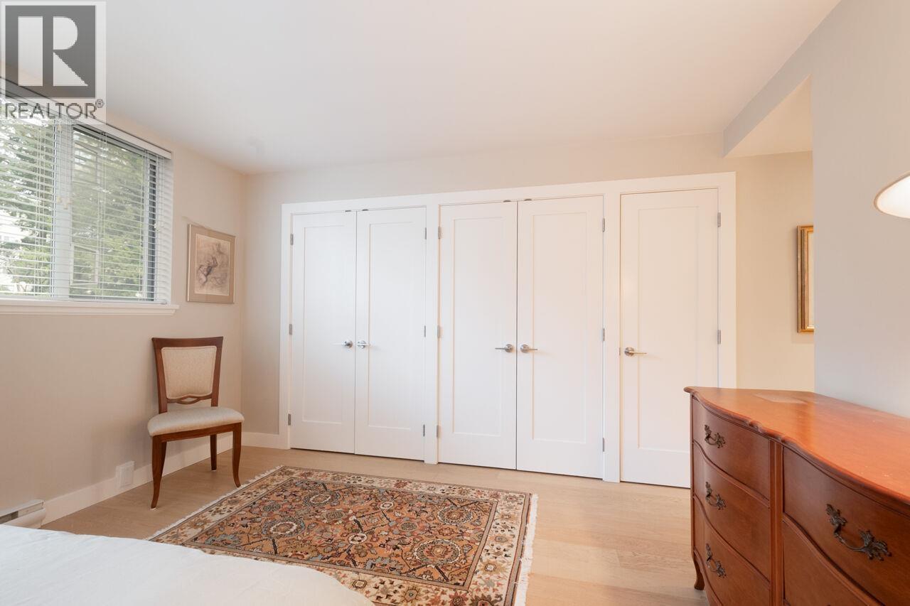 301 1455 Duchess Avenue Property Photo 17