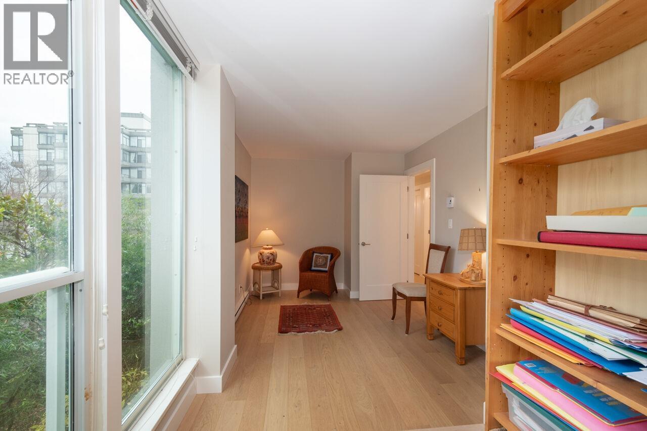 301 1455 Duchess Avenue Property Photo 23