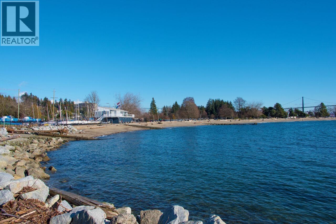 301 1455 Duchess Avenue Property Photo 29