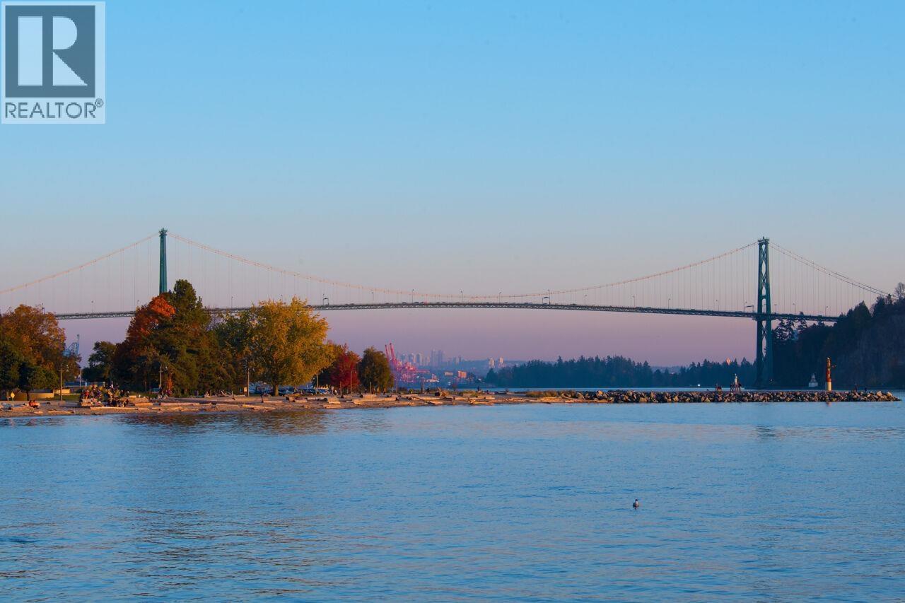 301 1455 Duchess Avenue Property Photo 34