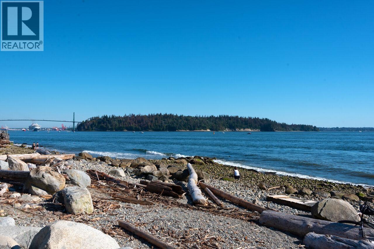 301 1455 Duchess Avenue Property Photo 36