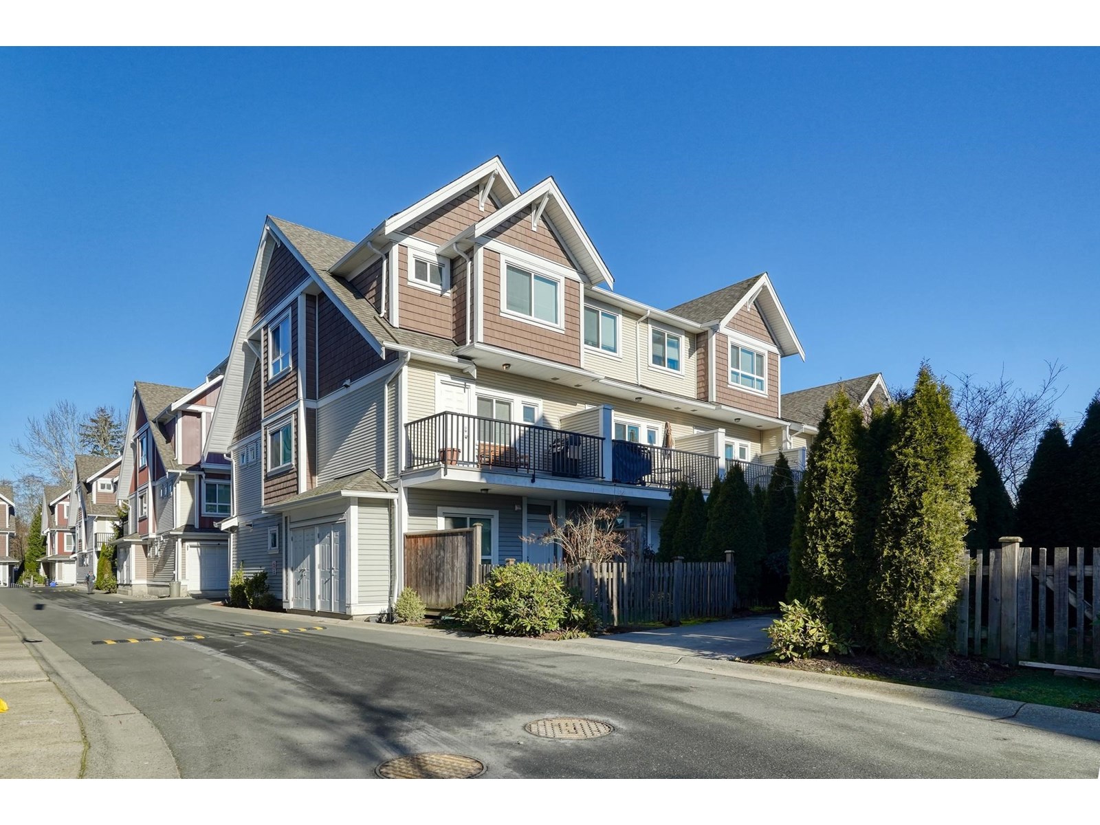 26 7298 199a Street Property Photo 1