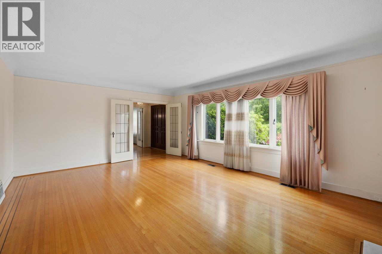 2676 West 33rd Avenue Property Photo 6