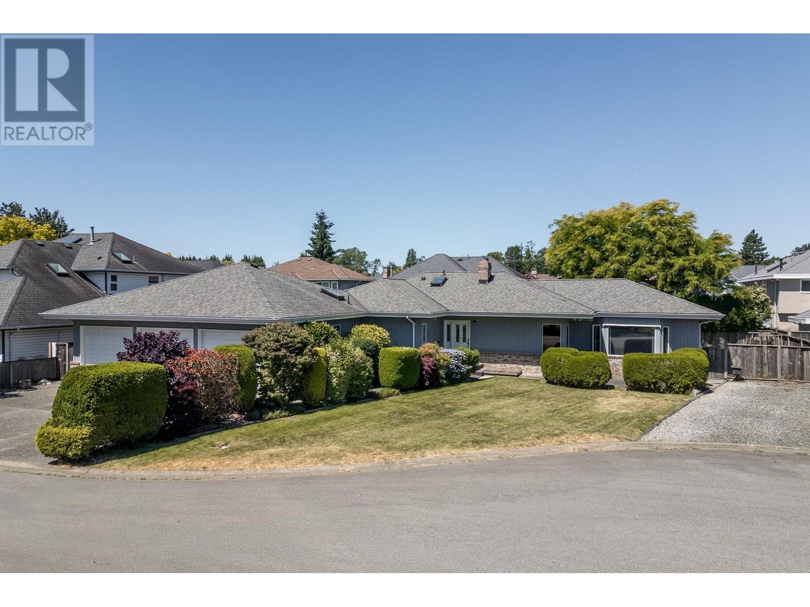 5221 BENTLEY CRESCENT Property Photo 1