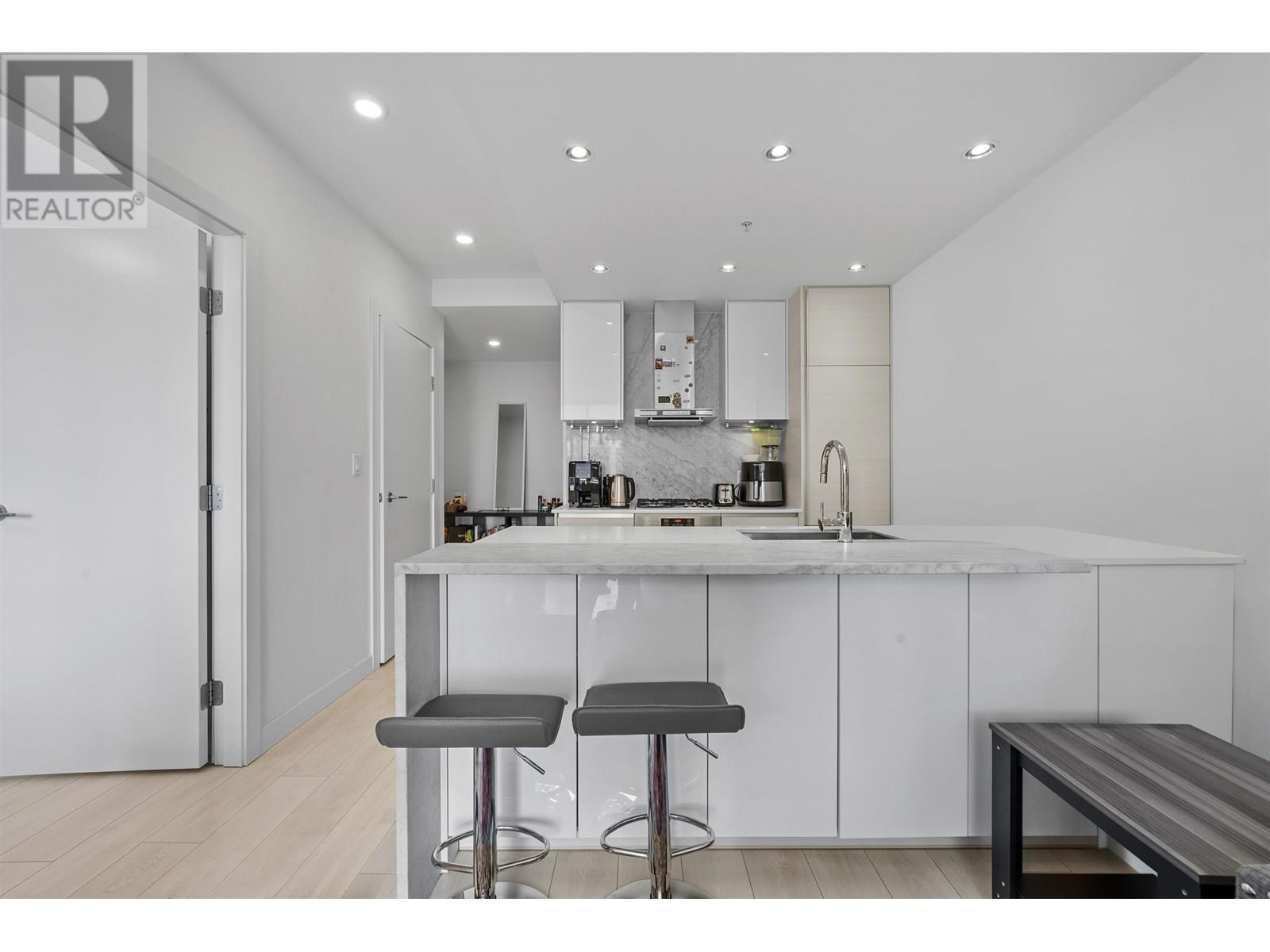 1501 6098 Station Street Property Photo 1