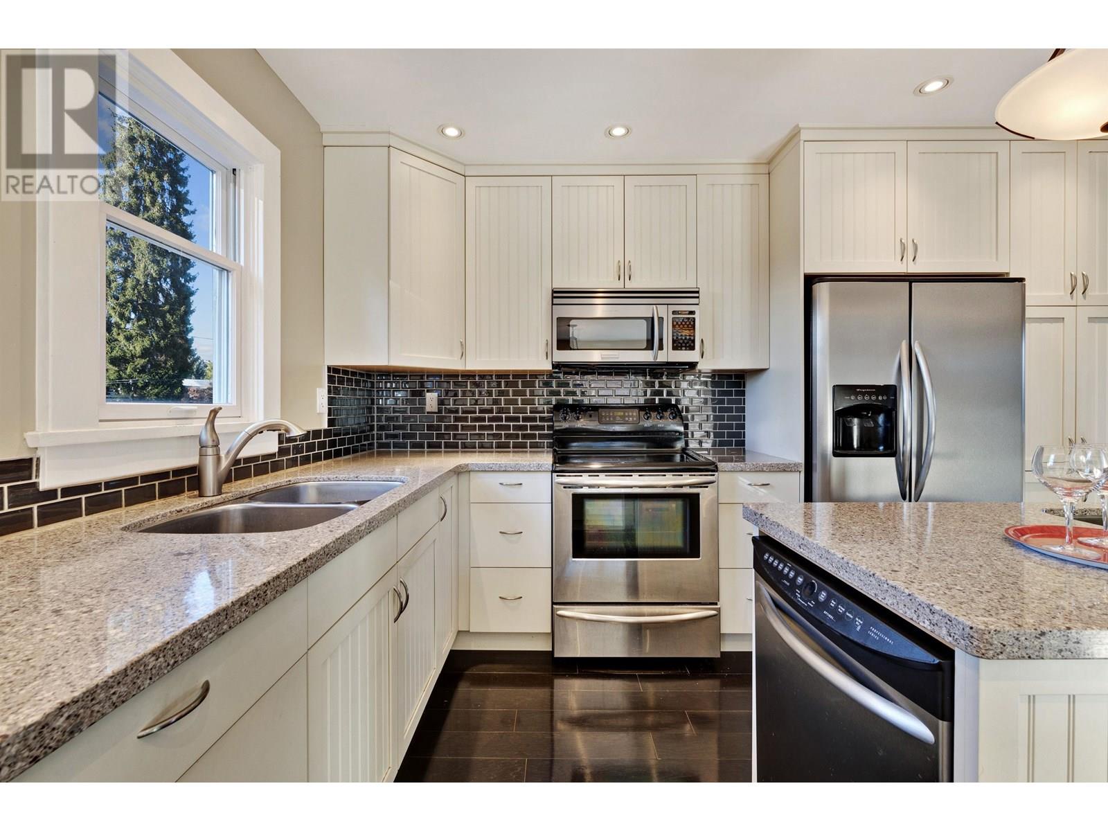 805 LONGLAC STREET Property Photo 1
