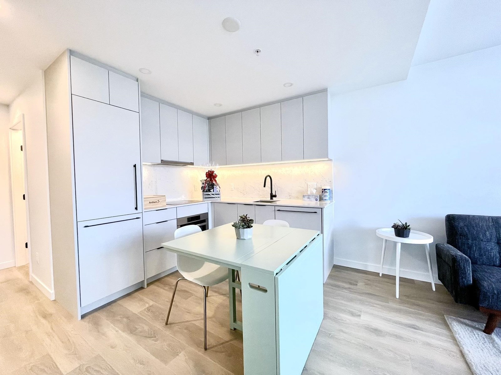 2501 13685 102 AVENUE Property Photo 1