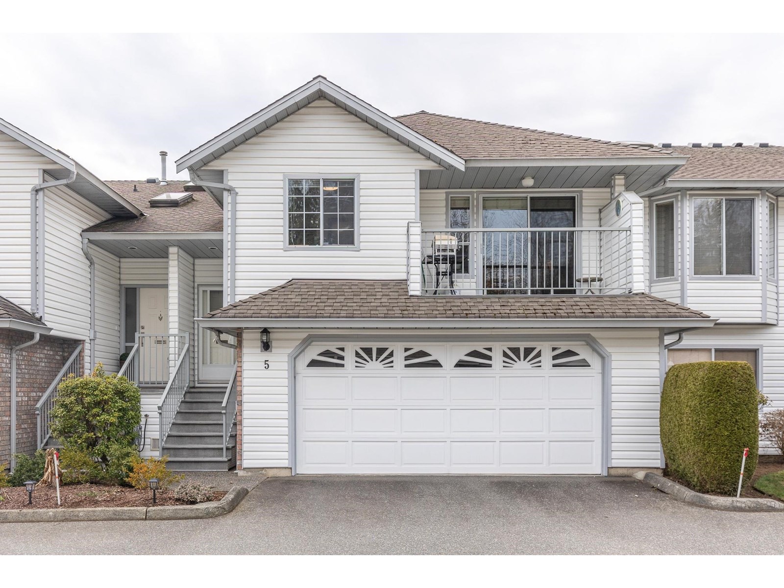 5 2988 Horn Street Property Photo 1