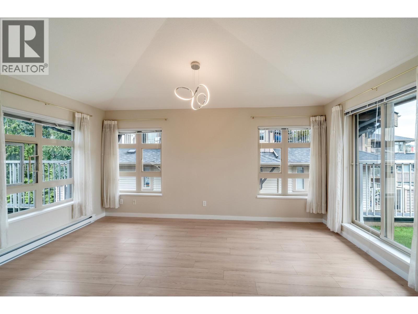 402 7339 Macpherson Avenue Property Photo 1