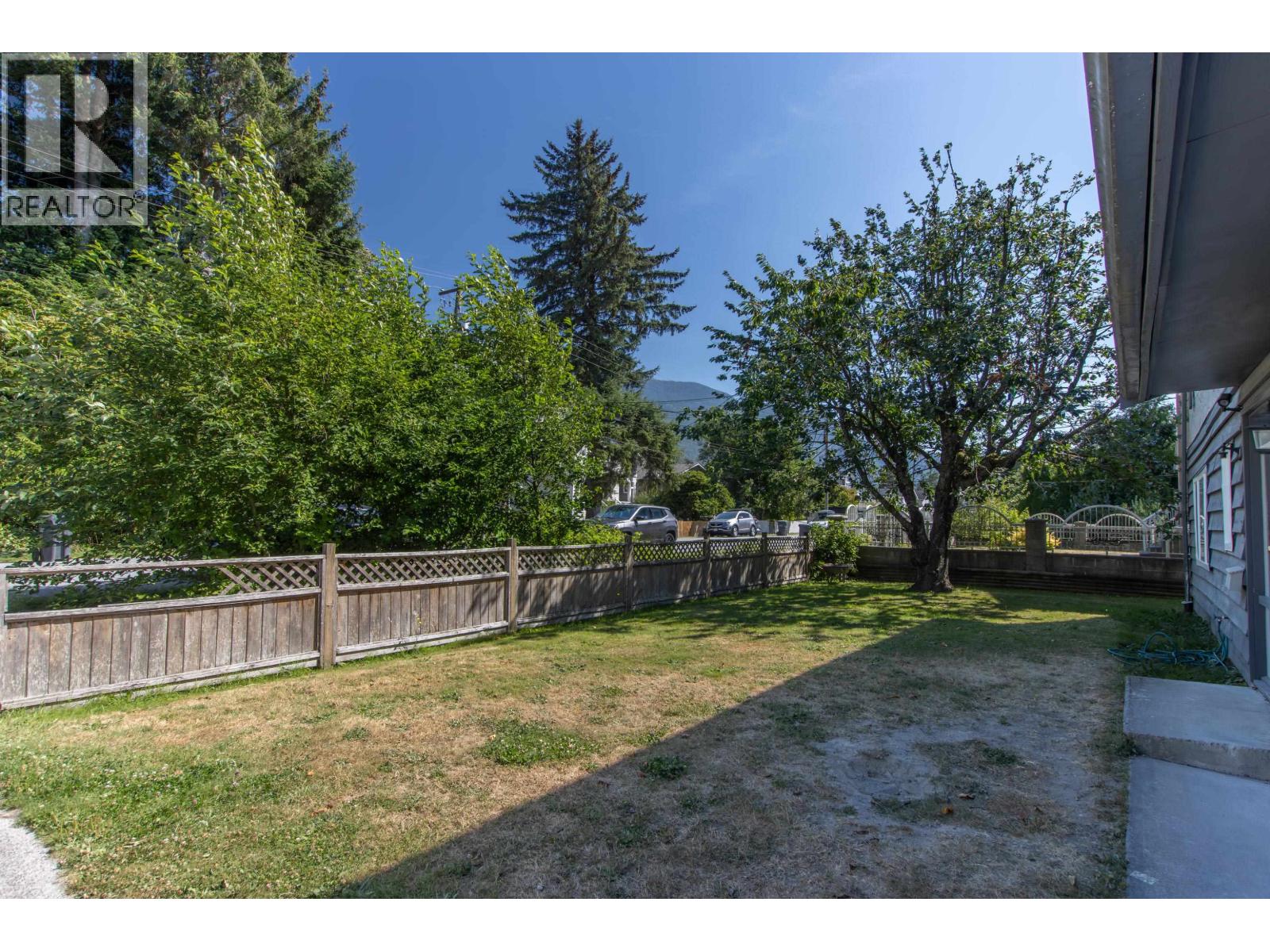 38069 Fifth Avenue Property Photo 2