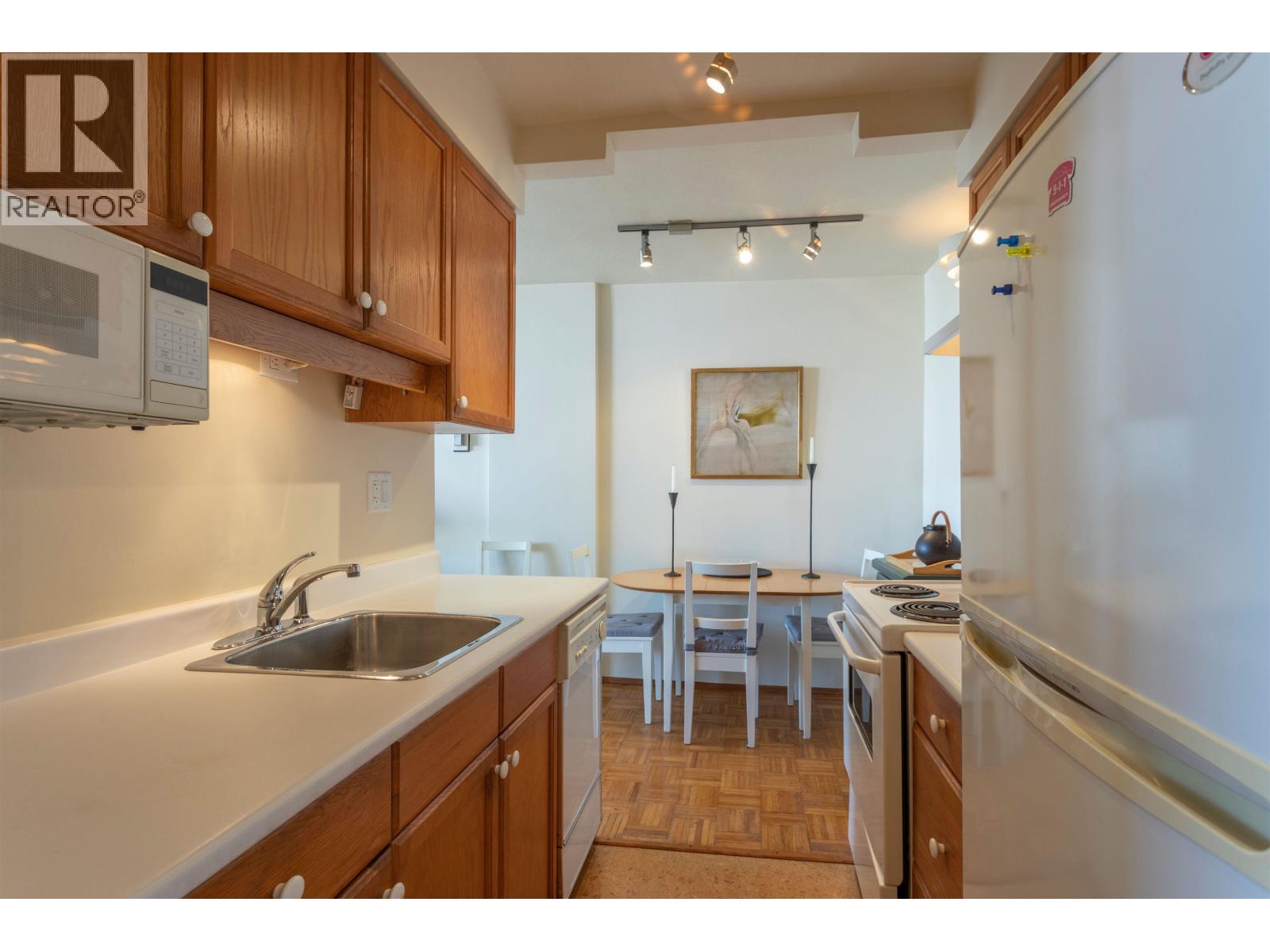 904 1850 Comox Street Property Photo 15