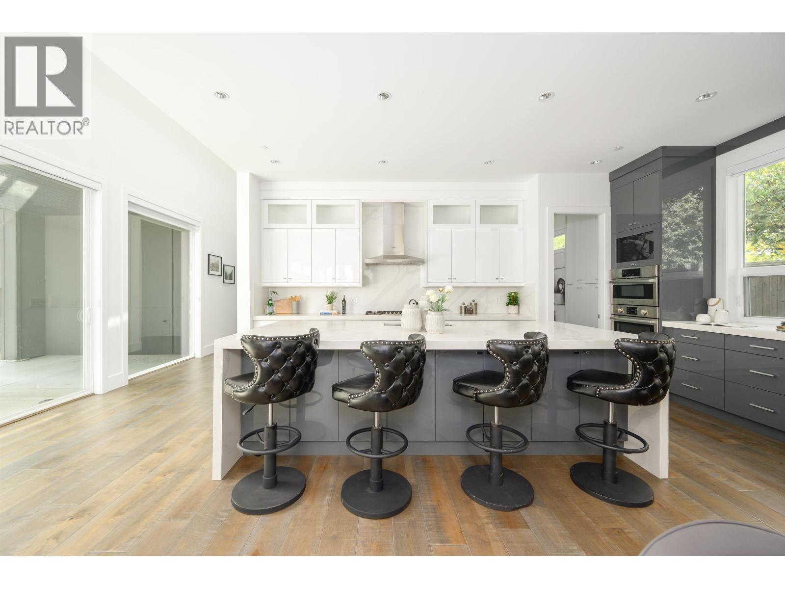 5477 15b Avenue Property Photo 3