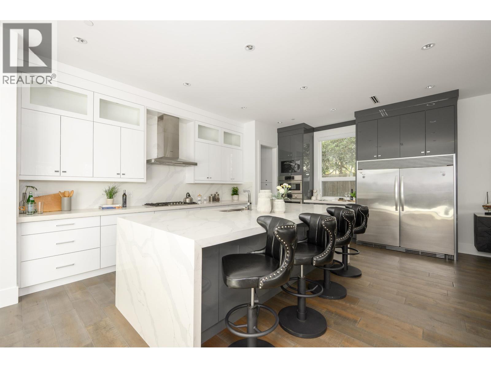 5477 15b Avenue Property Photo 4