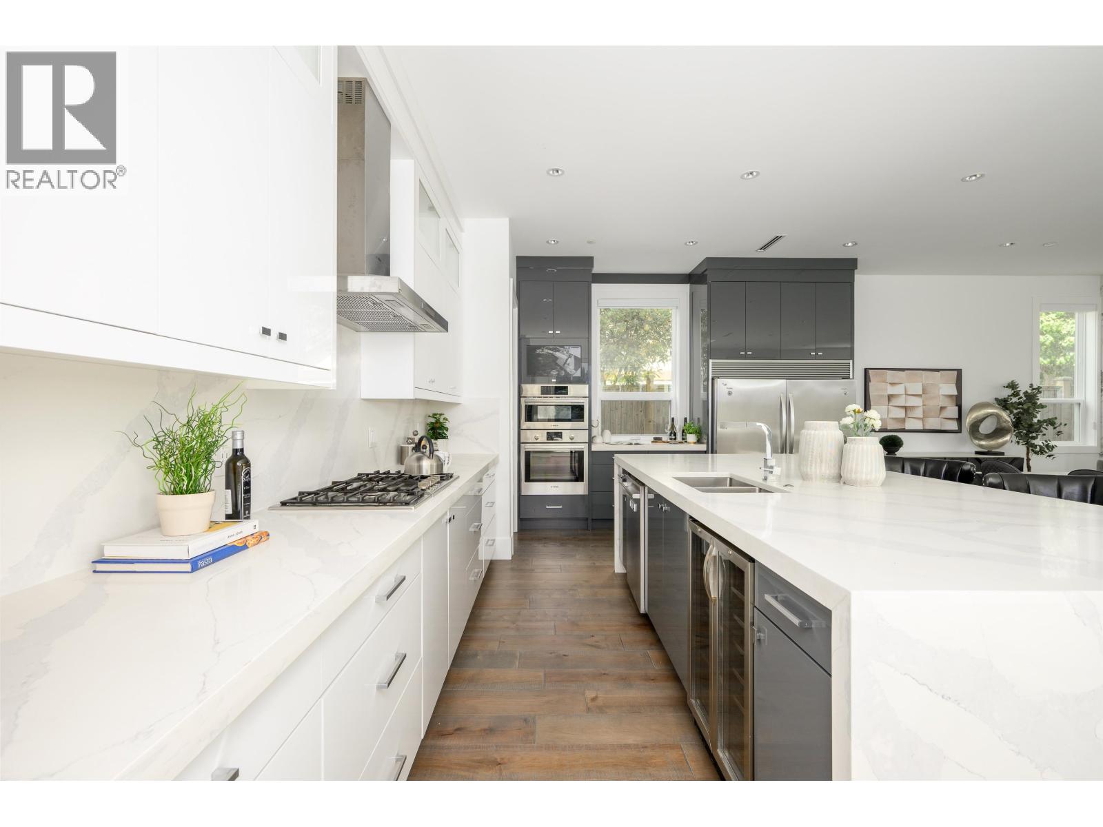 5477 15b Avenue Property Photo 5