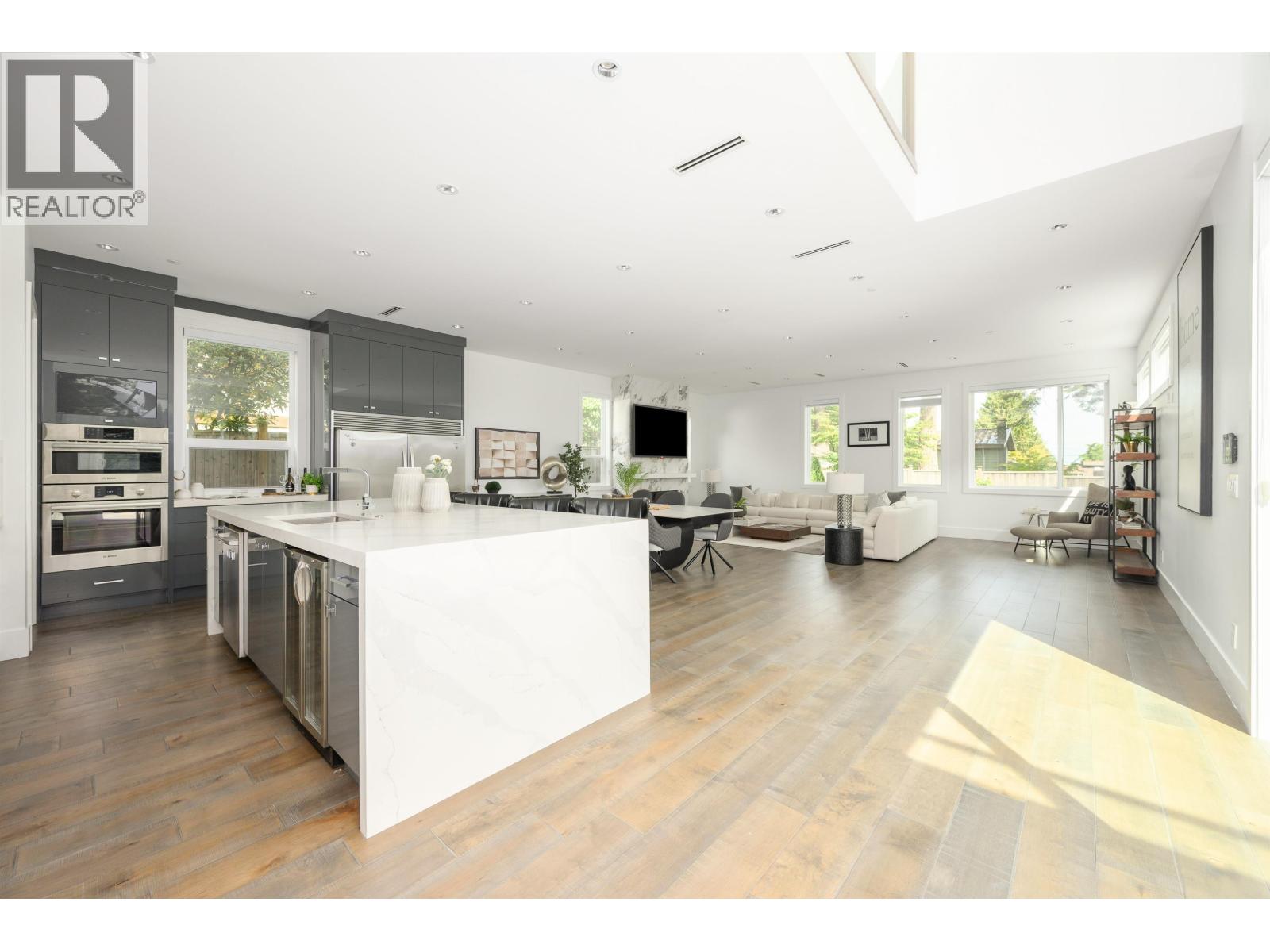 5477 15b Avenue Property Photo 6