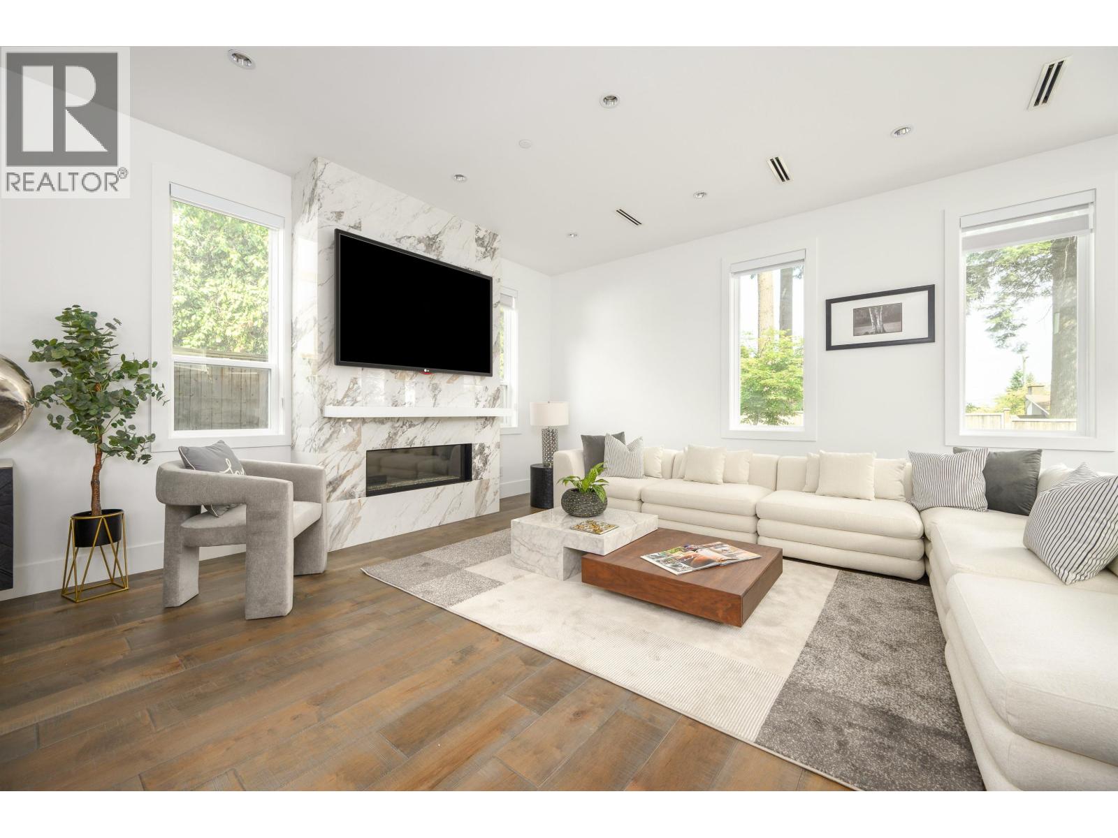 5477 15b Avenue Property Photo 8