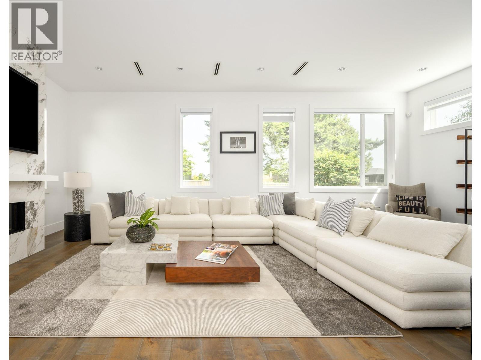 5477 15b Avenue Property Photo 9