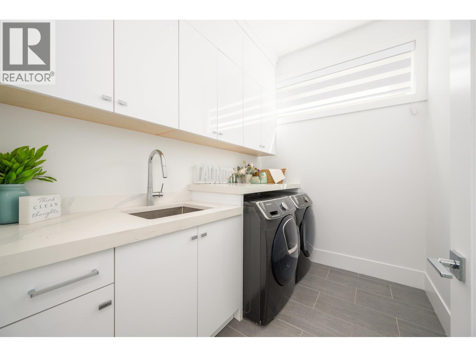 5477 15b Avenue Property Photo 14