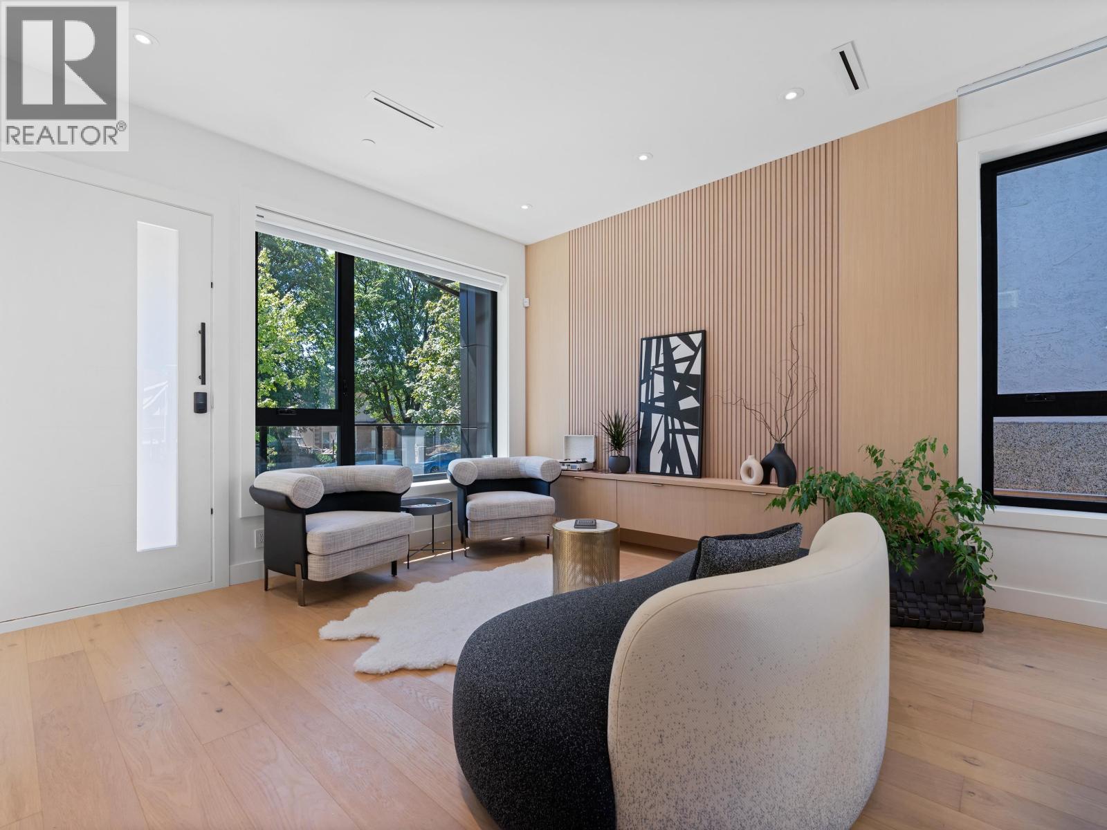 2111 East 46th Avenue Property Photo 3