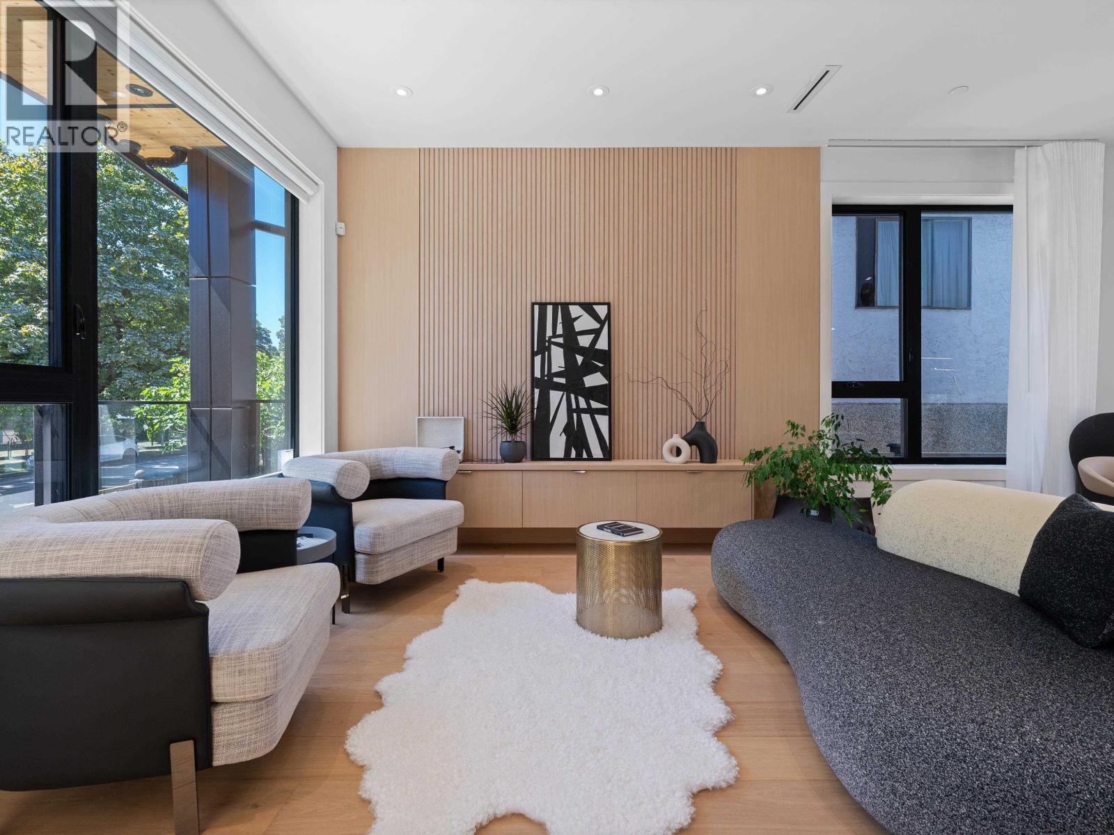 2111 East 46th Avenue Property Photo 4