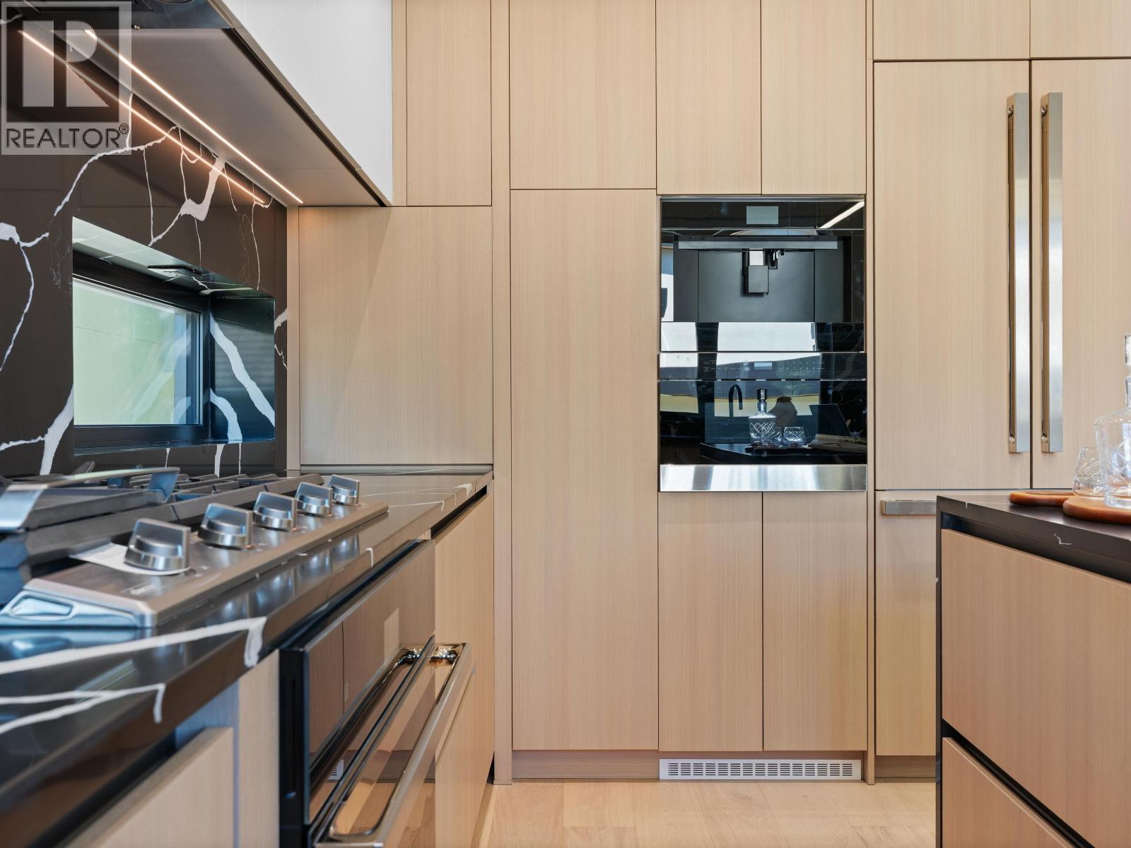 2111 East 46th Avenue Property Photo 9