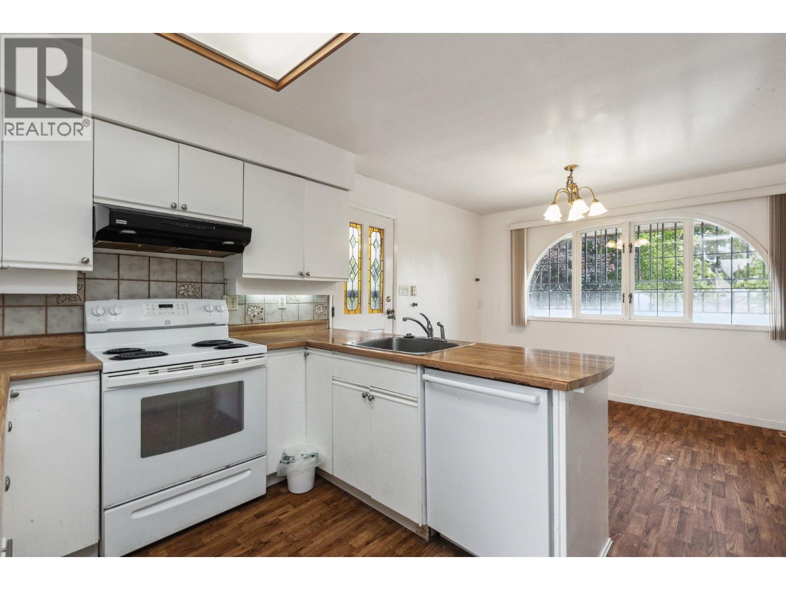 4523 King Edward Place Property Photo 10