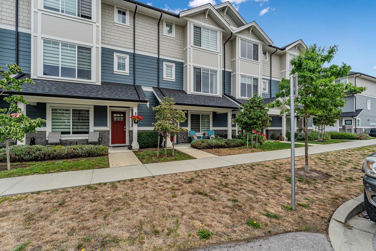 25 19483 74 AVENUE Property Photo 1