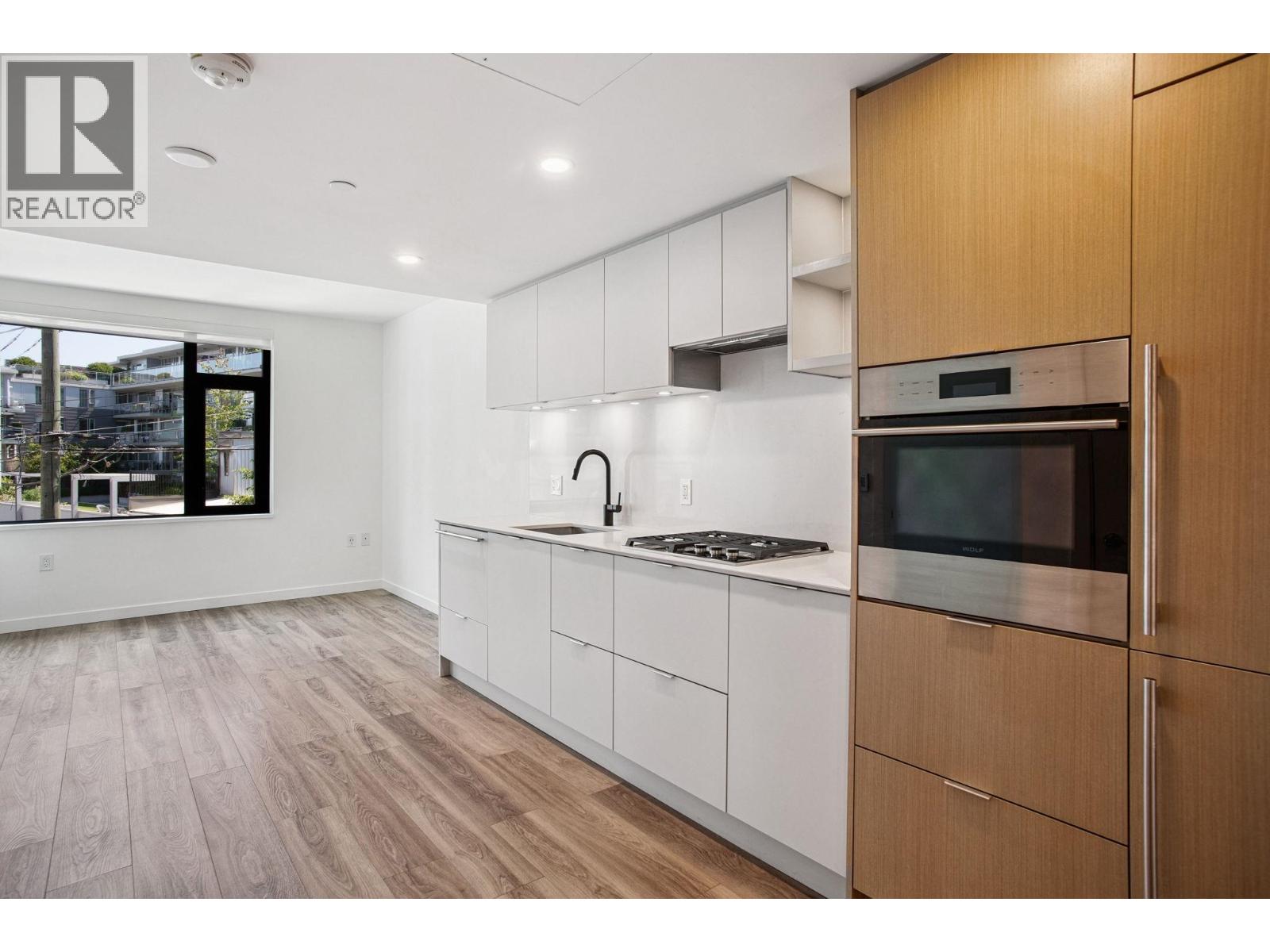 401 210 E 5TH AVENUE Property Photo 1