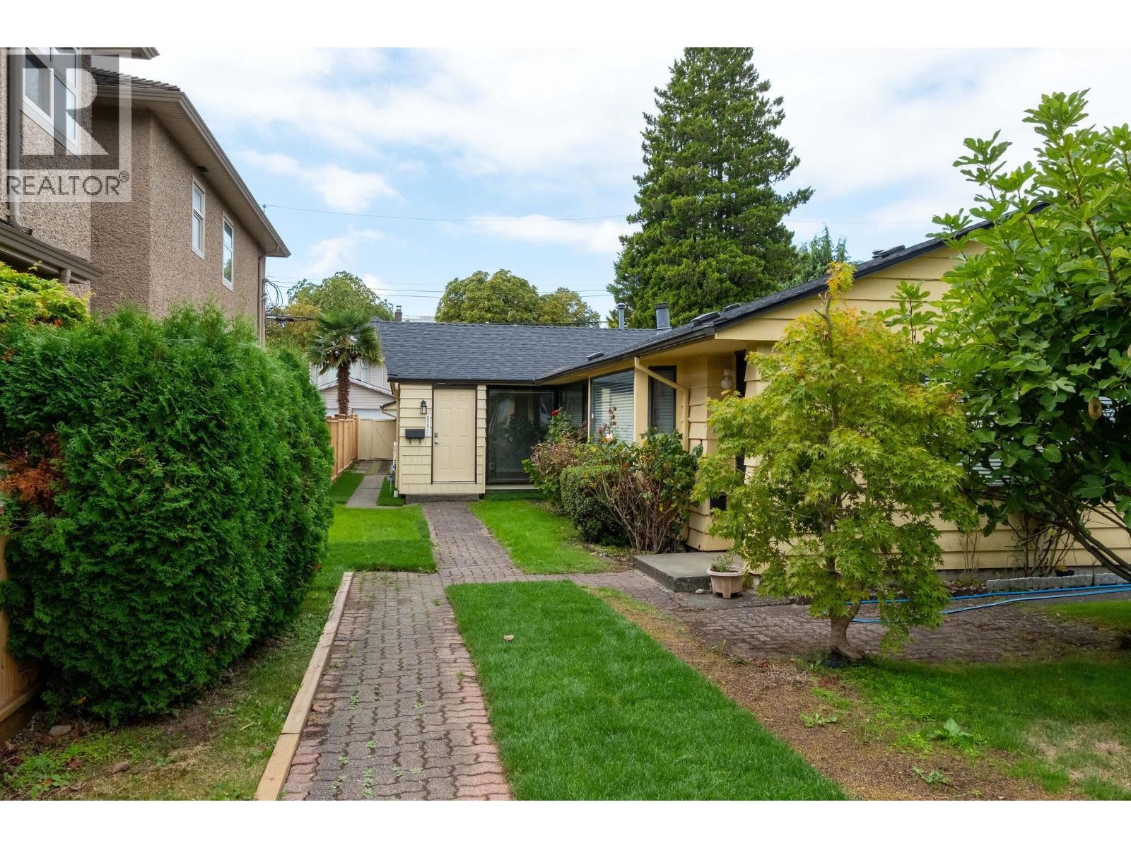 8271 LAUREL STREET Property Photo 1