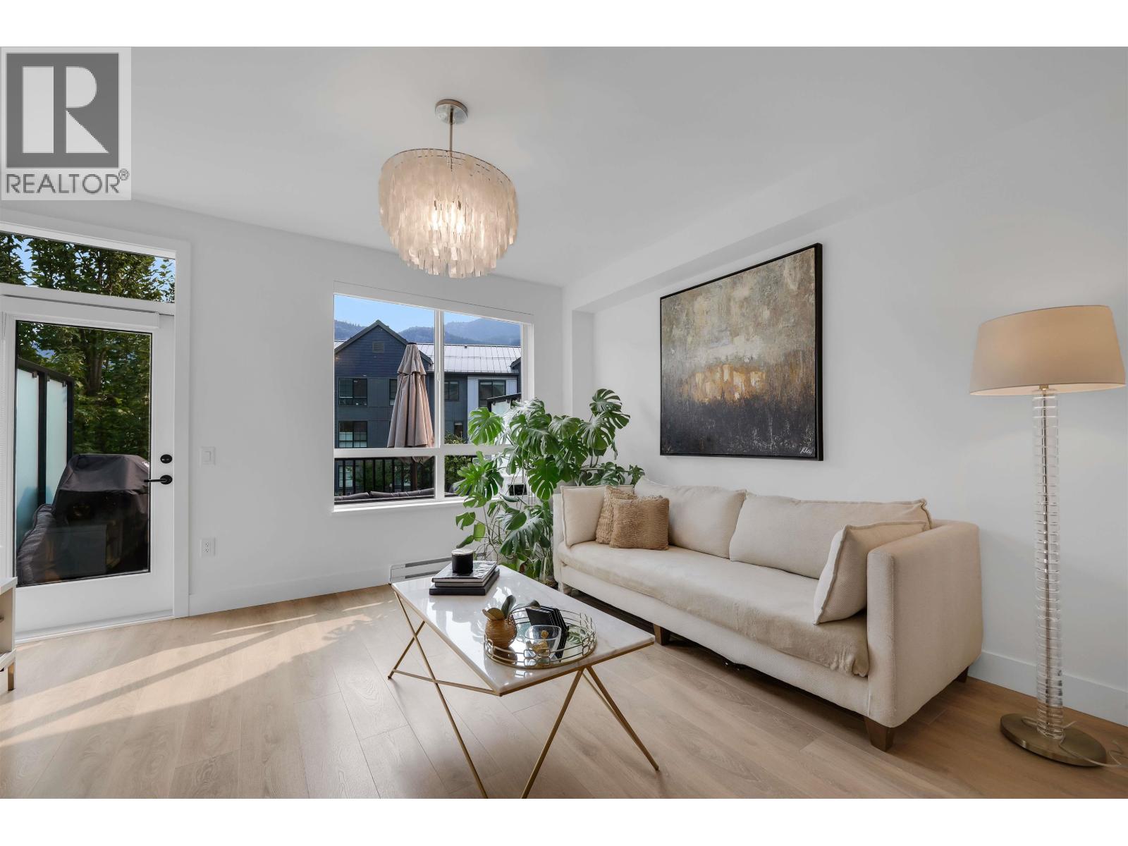 38053 Helm Way Property Photo 3