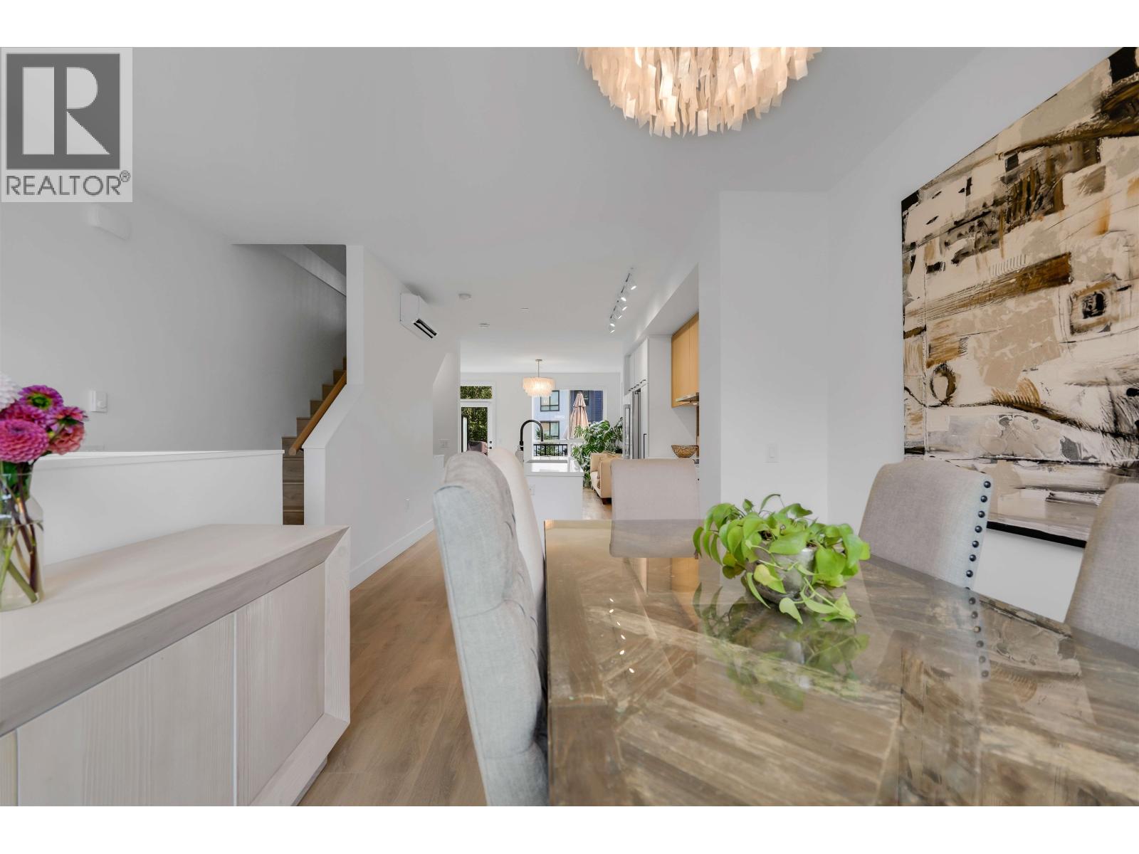 38053 Helm Way Property Photo 4