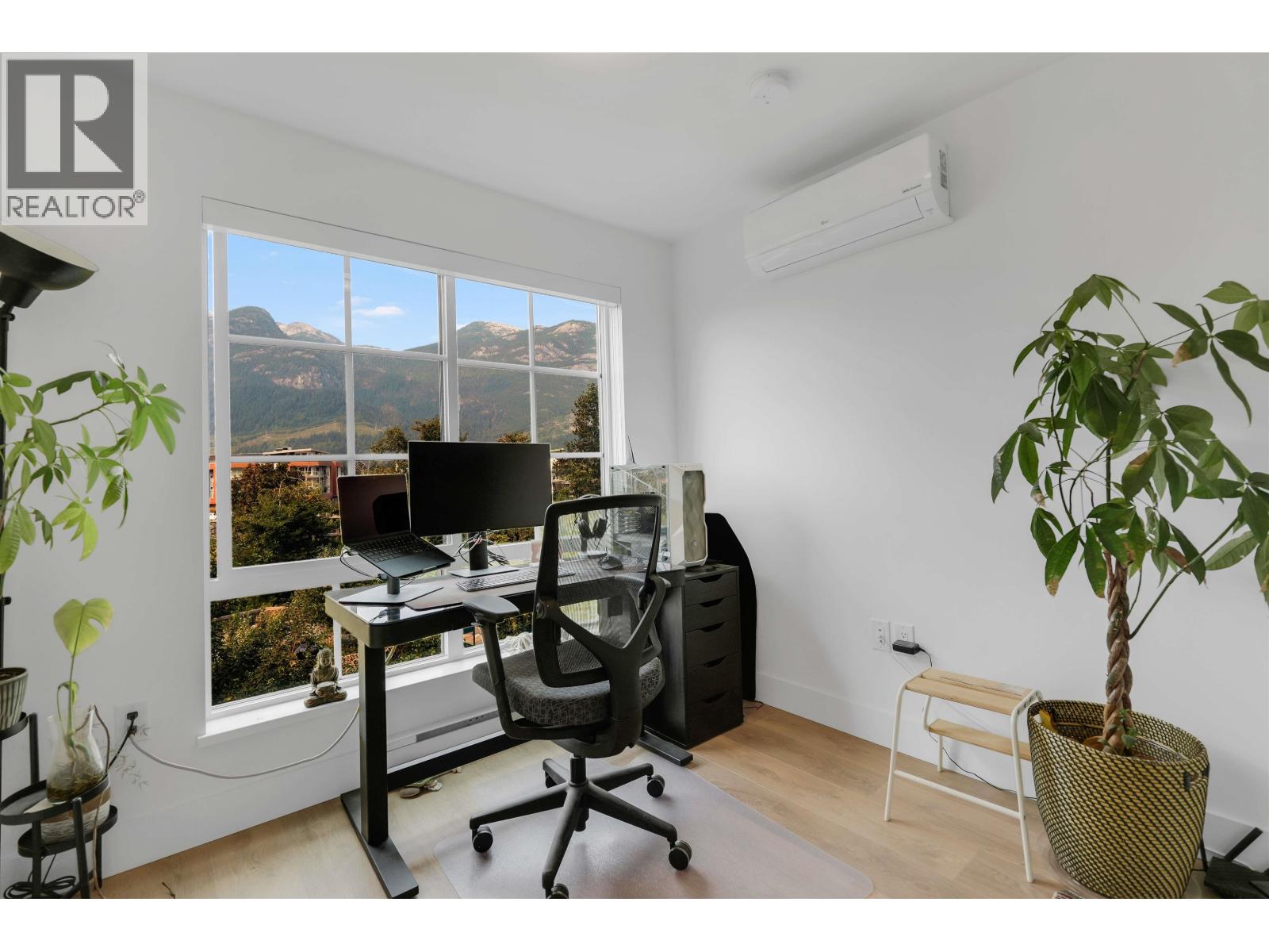 38053 Helm Way Property Photo 6