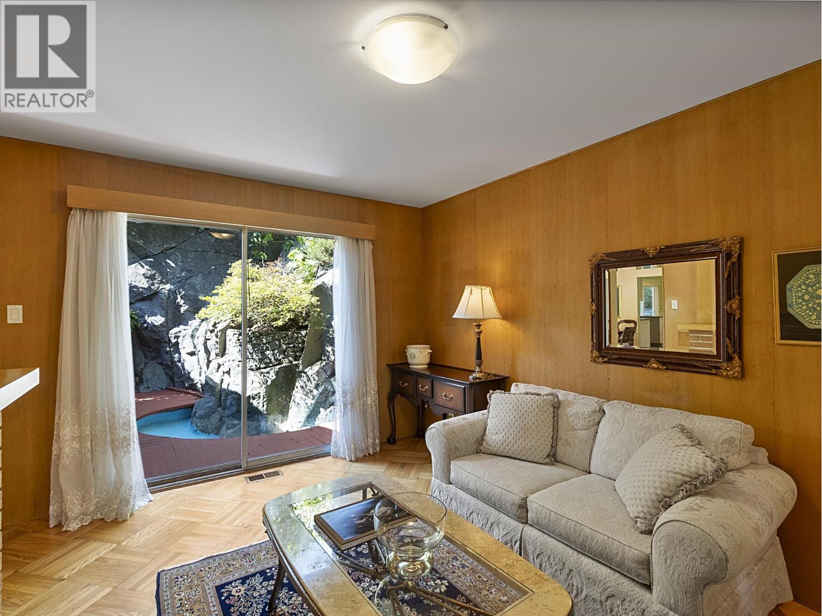 475 Southborough Drive Property Photo 4