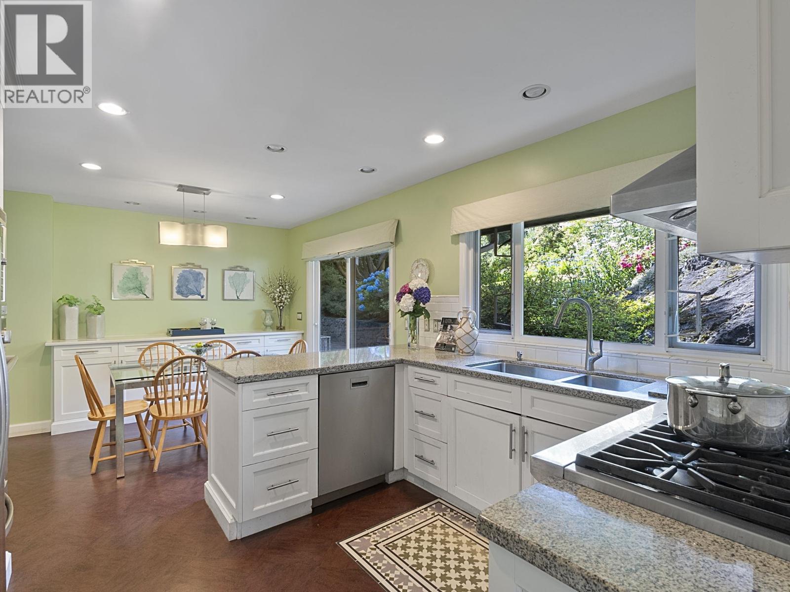 475 Southborough Drive Property Photo 6